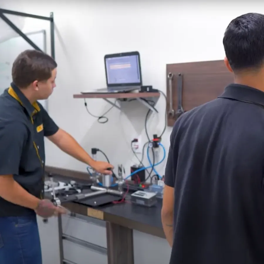 Técnicos da Megga testando instrumentos na bancada