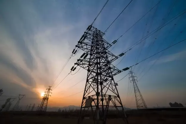 Torres de transmissão de energia elétrica ao pôr do sol