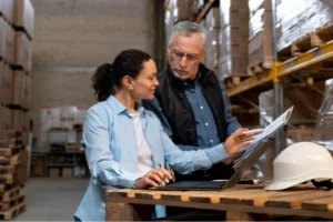homem analisando com mulher praticas industriais