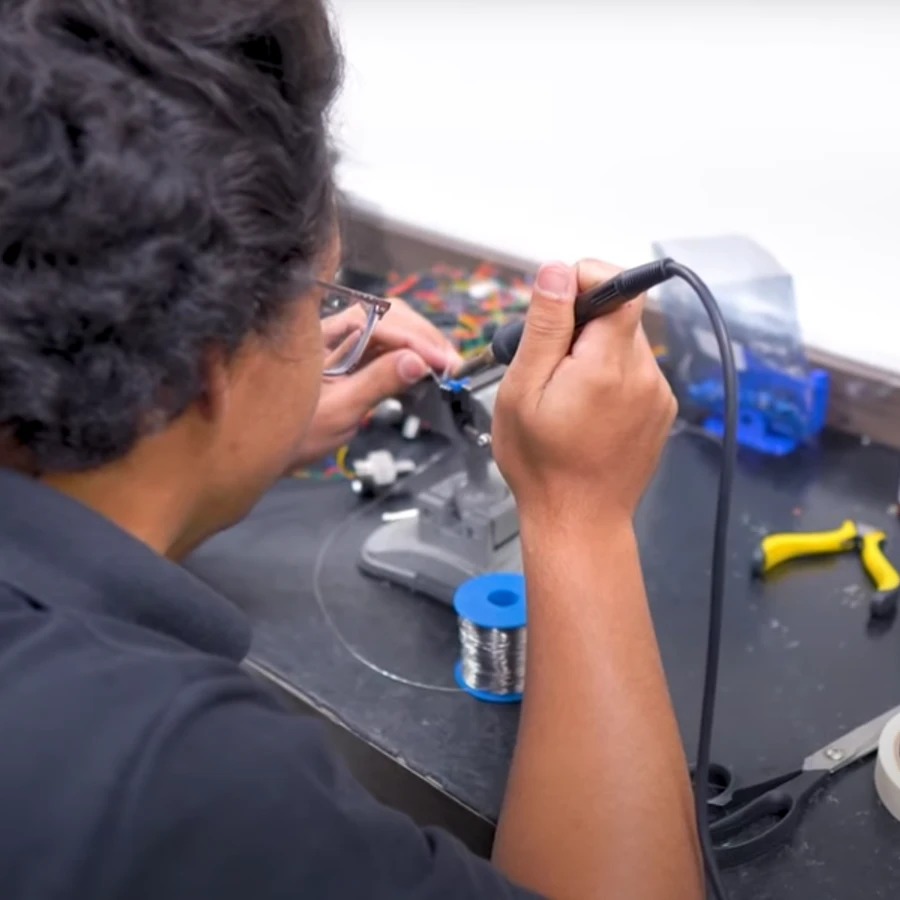 um funcionario do megga trabalhando