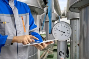 operador analisando medicao de nivel da industria