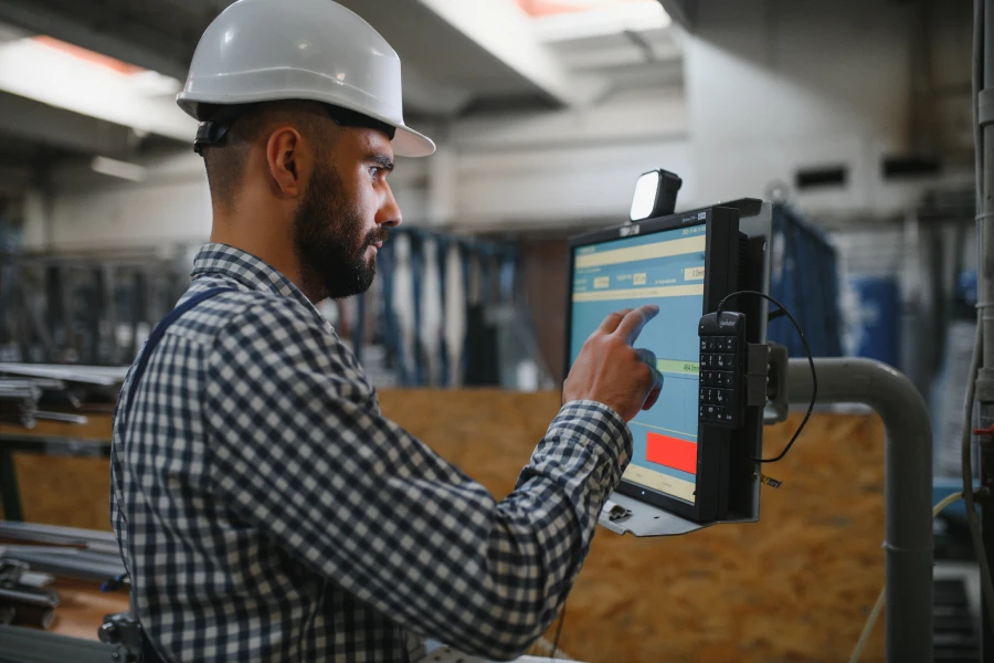 retrato-profissional-indústria-pesada-engenheiro-trabalhador-vestindo-uniforme-de-segurança-capacete-sorrindo-fundo-desfocado-grande-fábrica-industrial_